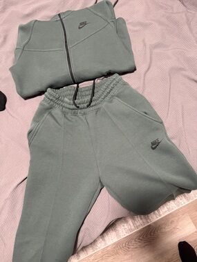 Nike Green Drawstring Jogger Sweatpants Set